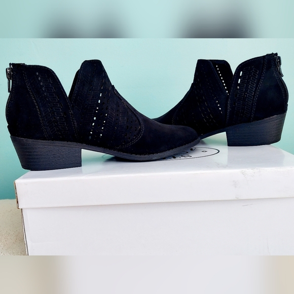 Steve Madden Sabra Black Perforated Ankle Booties Women's Size 6 NWT - Picture 4 of 14